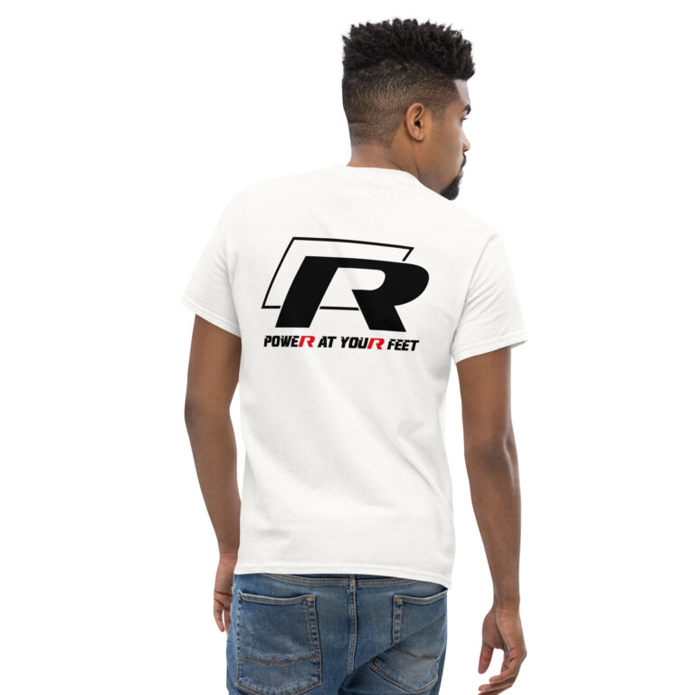 T-shirt Homme "R" : Affichez votre passion pour les sportives de Volkswagen avec ce t-shirt exclusif de Shopnetwork Racing. Arborant le logo "R" côté cœur à l'avant et en gros à l'arrière avec l'inscription "POWER AT YOUR FEET" (la puissance à vos pieds), ce t-shirt célèbre l'esprit et la puissance des Volkswagen R. Conçu pour les véritables passionnés, il allie style et performance automobile. Disponible uniquement sur Shopnetwork Racing, ajoutez-le dès maintenant à votre garde-robe pour montrer fièrement votre attachement à la gamme Volkswagen R.