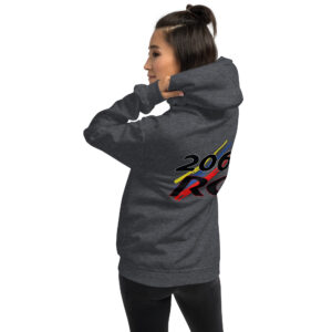 Découvrez notre sweat à capuche femme 206 RC, spécialement conçu pour les passionnées de la légendaire 206 RC. Arborant fièrement le logo sur le cœur et en grand à l'arrière, ce sweat marie style et dévotion pour cette voiture emblématique. Confectionné avec des matériaux de haute qualité, il assure un confort inégalé et une durabilité exceptionnelle. Son intérieur doux et chaud vous enveloppe de bien-être, tandis que sa coupe moderne et ajustée souligne votre allure contemporaine. Parfait pour toutes les occasions, ce sweat à capuche est un indispensable pour toutes les amatrices de sport automobile. Ajoutez-le dès maintenant à votre garde-robe et affichez fièrement votre passion pour la 206 RC.