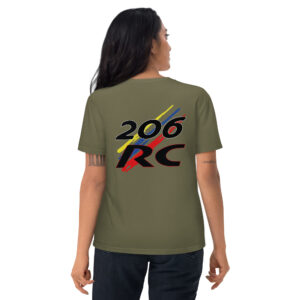 Découvrez notre t-shirt femme 206 RC, conçu pour toutes les passionnées de cette légendaire voiture. Avec le logo distinctif de la 206 RC imprimé sur le cœur et en grand au dos, ce t-shirt est bien plus qu'un simple vêtement : c'est une déclaration de style et de passion automobile. Fabriqué avec des matériaux de haute qualité, il assure un confort optimal tout en étant durable. Sa coupe moderne et ajustée flatte toutes les silhouettes, vous permettant de montrer votre amour pour la 206 RC avec élégance et fierté. Que ce soit pour une sortie entre amies, un événement automobile ou une journée décontractée, ce t-shirt est le choix parfait. Ajoutez-le à votre collection dès maintenant et portez votre passion avec style.