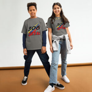 Offrez à votre enfant ce t-shirt exclusif 306 S16 de Shopnetwork Racing. Arborant fièrement le logo 306 S16 sur le cœur à l'avant et en grand dans le dos, ce t-shirt célèbre l'héritage sportif de la Peugeot 306 S16. Conçu pour les jeunes passionnés de voitures, il combine style et confort avec des matériaux de haute qualité. Disponible en exclusivité sur Shopnetwork Racing, ajoutez-le dès maintenant à la garde-robe de votre petit pilote en herbe.