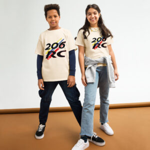 Découvrez notre t-shirt enfant dédié à la Peugeot 206 RC. Parfait pour les jeunes passionnés d'automobile, ce t-shirt arbore fièrement le logo de la 206 RC à l'avant. Conçu pour allier style et confort, il est fabriqué à partir de matériaux de haute qualité, garantissant douceur et durabilité. Idéal pour toutes les occasions, que ce soit pour l'école, les sorties ou les jeux, ce t-shirt permet aux enfants de montrer leur amour pour cette voiture emblématique. Offrez à votre enfant ce t-shirt exclusif dès maintenant et laissez-le exprimer sa passion pour la 206 RC avec fierté.