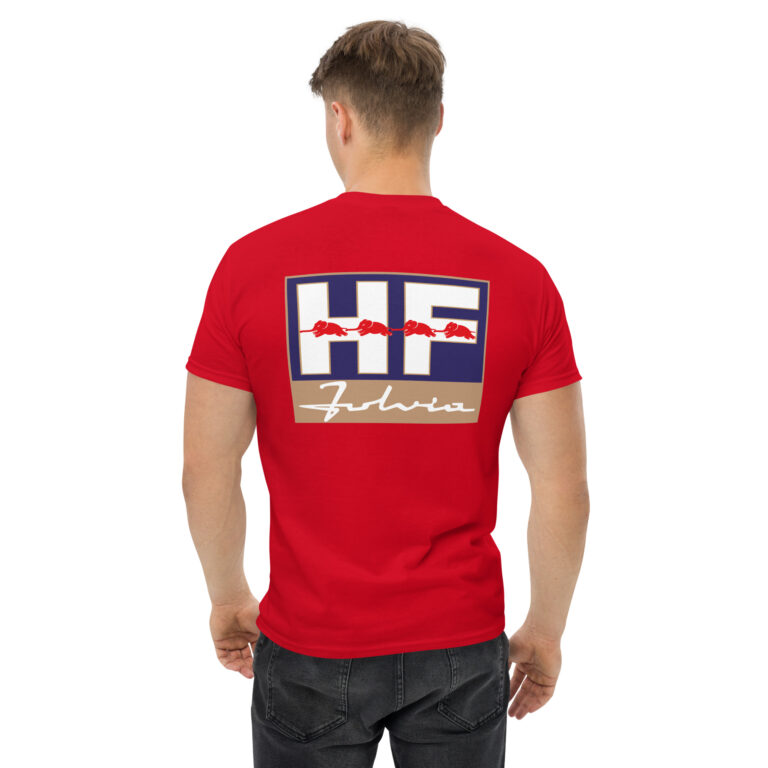 T-shirt "Lancia Fulvia" : Montrez votre attachement à l'iconique Lancia Fulvia avec ce t-shirt exclusif de Shopnetwork Racing. Le logo "Lancia Fulvia" est imprimé en petit côté cœur à l'avant et en grand à l'arrière, mettant en valeur le style et l'élégance de cette voiture classique. Conçu pour les passionnés de voitures italiennes, ce t-shirt allie sobriété, confort et héritage automobile. Disponible uniquement sur Shopnetwork Racing, c'est un incontournable pour les fans de la légendaire Lancia Fulvia.