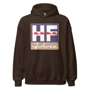 Sweat à capuche "Lancia Fulvia" : Montrez votre attachement à l'iconique Lancia Fulvia avec ce Sweat à capuche exclusif de Shopnetwork Racing. Le logo "Lancia Fulvia" est imprimé en grand à l'avant, mettant en valeur le style et l'élégance de cette voiture classique. Conçu pour les passionnés de voitures italiennes, ce sweat allie sobriété, confort et héritage automobile. Disponible uniquement sur Shopnetwork Racing, c'est un incontournable pour les fans de la légendaire Lancia Fulvia.
