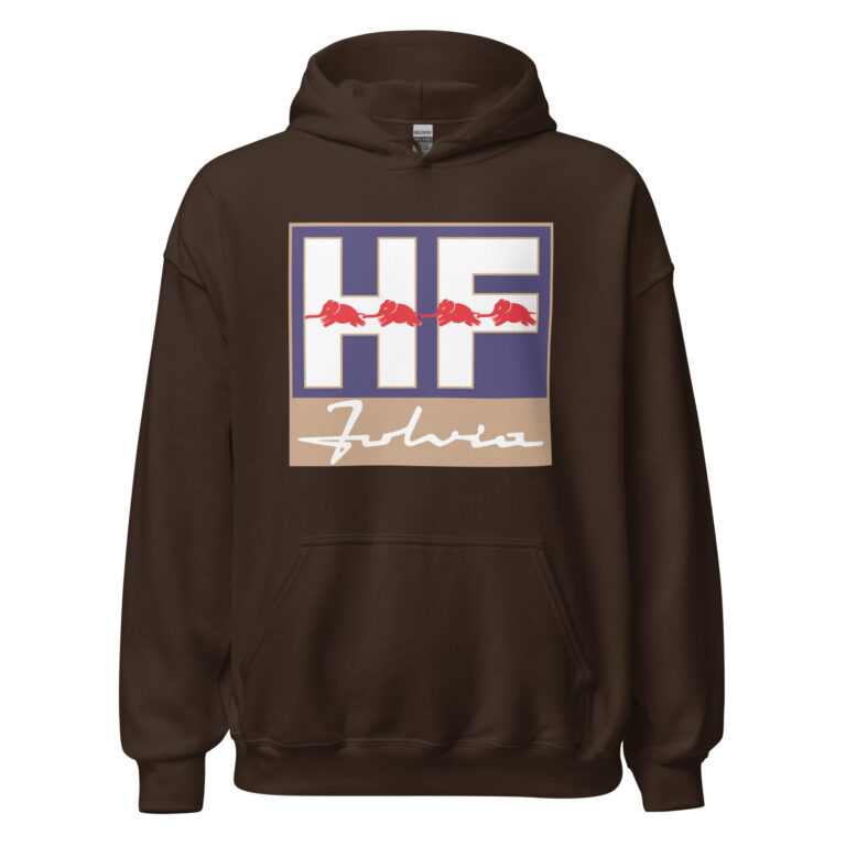 Sweat à capuche "Lancia Fulvia" : Montrez votre attachement à l'iconique Lancia Fulvia avec ce Sweat à capuche exclusif de Shopnetwork Racing. Le logo "Lancia Fulvia" est imprimé en grand à l'avant, mettant en valeur le style et l'élégance de cette voiture classique. Conçu pour les passionnés de voitures italiennes, ce sweat allie sobriété, confort et héritage automobile. Disponible uniquement sur Shopnetwork Racing, c'est un incontournable pour les fans de la légendaire Lancia Fulvia.