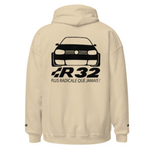Découvrez le sweat à capuche ultime pour les passionnés de performance automobile. Consacrée à l'emblématique Golf R32, ce sweat à capuche allie style, confort et hommage à une légende sur roues. L'inscription "R32" est imprimée avec précision sur le devant, côté cœur. Les poignets sont ornés de la même inscription "R32", soigneusement brodée pour une touche de sophistication supplémentaire. Effet Waouh à l’Arrière : Le dos du sweat affiche une grande silhouette de la Golf R32, accompagnée du slogan percutant "Plus radicale que jamais" ! Que ce soit pour une balade en ville ou pour montrer votre passion, ce sweat à capuche R32 est l'élément incontournable de votre garde-robe.