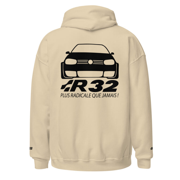 Découvrez le sweat à capuche ultime pour les passionnés de performance automobile. Consacrée à l'emblématique Golf R32, ce sweat à capuche allie style, confort et hommage à une légende sur roues. L'inscription "R32" est imprimée avec précision sur le devant, côté cœur. Les poignets sont ornés de la même inscription "R32", soigneusement brodée pour une touche de sophistication supplémentaire. Effet Waouh à l’Arrière : Le dos du sweat affiche une grande silhouette de la Golf R32, accompagnée du slogan percutant "Plus radicale que jamais" ! Que ce soit pour une balade en ville ou pour montrer votre passion, ce sweat à capuche R32 est l'élément incontournable de votre garde-robe.