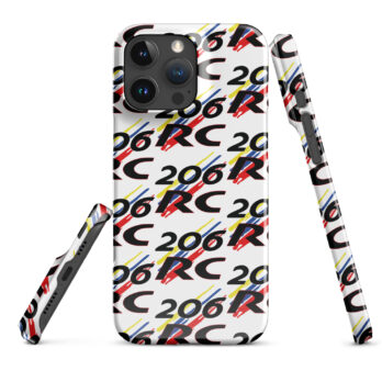 Affichez votre esprit sportif avec la coque iPhone 206 RC, un véritable clin d'œil à l'une des petites bombes emblématiques de Peugeot Sport. Inspirée par la légendaire 206 RC, cette coque premium protège votre téléphone tout en reflétant l’ADN de cette sportive aux 177 chevaux. Protection solide : Protégez votre iPhone des chocs et rayures grâce à une conception légère et durable. Design iconique : Le logo 206 RC et des détails stylisés rappellent l’audace et la performance de cette citadine sportive. Matériaux premium : Une finition soignée pour un rendu élégant et une prise en main agréable. Parfaite pour les passionnés de la 206 RC, cette coque combine style et fonctionnalité pour faire de votre téléphone un accessoire unique.