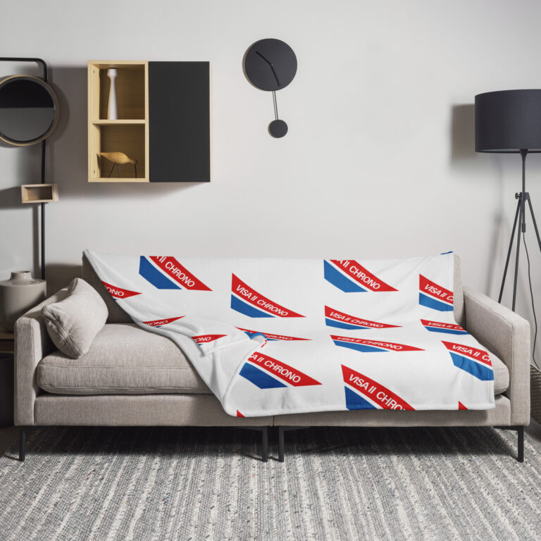 Hommage à l'incontournable Citroën Visa II Chrono, ce plaid arbore fièrement l'inscription "Visa II Chrono" sur un fond aux célèbres bandes rouges et bleues. Conçu pour protéger vos sièges avec style, il est parfait pour les passionnés de cette sportive iconique, même lors de trajets avec un animal de compagnie. Disponible en exclusivité sur Shopnetwork Racing, pour les fans inconditionnels de cette légende du rallye.