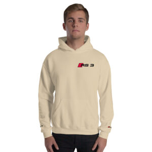 Affichez votre passion pour la performance avec ce sweat à capuche collector dédié à l’iconique Audi RS3. Logo RS3 : Imprimé côté cœur et brodé avec finesse sur les poignets. Style Discret et Moderne : Parfait pour un look sobre et élégant. Confort Premium : Doux et durable, conçu pour un port quotidien. Un essentiel pour les fans de l’esprit RS3.