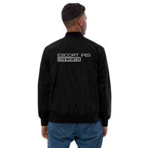 Affichez votre passion avec cette veste bomber dédiée à l’iconique Ford Escort RS Cosworth. Le logo est brodé côté cœur à l’avant pour une touche élégante, et en gros à l’arrière pour un impact visuel unique. Confortable et résolument sportive, cette veste est un incontournable pour les amateurs de la légendaire Escort RS Cosworth. Disponible en exclusivité sur Shopnetwork Racing !