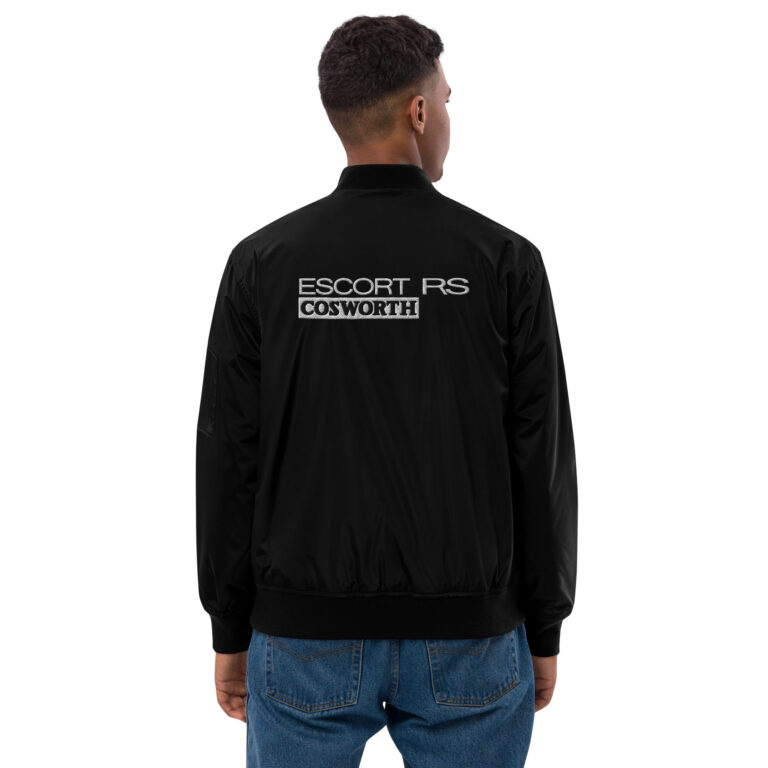 Affichez votre passion avec cette veste bomber dédiée à l’iconique Ford Escort RS Cosworth. Le logo est brodé côté cœur à l’avant pour une touche élégante, et en gros à l’arrière pour un impact visuel unique. Confortable et résolument sportive, cette veste est un incontournable pour les amateurs de la légendaire Escort RS Cosworth. Disponible en exclusivité sur Shopnetwork Racing !