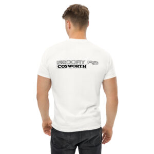 Montrez votre passion pour l'iconique Ford Escort RS Cosworth avec ce t-shirt unique. Le logo est imprimé avec précision en petit côté cœur à l’avant et en grand format dans le dos, mettant en valeur la puissance et le style légendaire de cette sportive mythique. Confortable et moderne, il est parfait pour les amateurs de voitures de caractère. Disponible exclusivement sur Shopnetwork Racing !