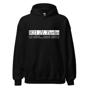 Affichez votre passion pour la légendaire Renault 21 Turbo avec ce sweat femme élégant et confortable. Le logo R21 2L TURBO accompagné du slogan culte "Le défi... bien zûr !" est imprimé en gros à l’avant, pour un style audacieux et affirmé. Idéal pour les amoureuses de cette icône automobile, ce sweat est une exclusivité Shopnetwork Racing.