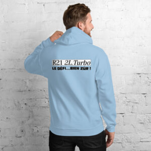 Ce sweat à capuche célèbre l'incontournable Renault 21 Turbo. À l’avant, côté cœur, et en grand dans le dos, retrouvez le logo R21 2L TURBO, accompagné du slogan "Le défi... bien zûr !" tiré de la publicité culte. Avec son design audacieux et son confort premium, ce sweat est un incontournable pour les passionnés de sportives d’exception. Disponible exclusivement sur Shopnetwork Racing !