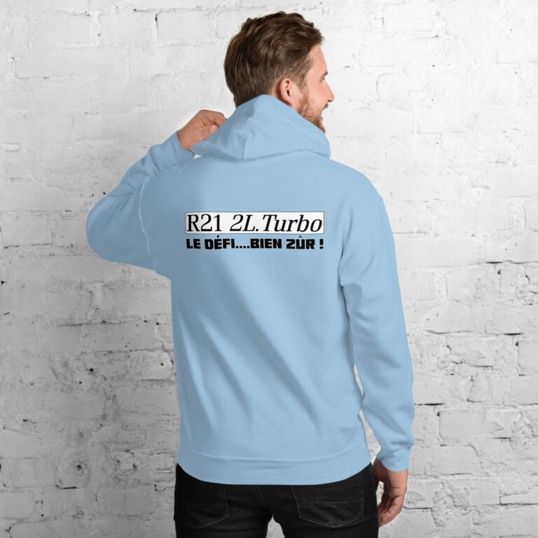 Ce sweat à capuche célèbre l'incontournable Renault 21 Turbo. À l’avant, côté cœur, et en grand dans le dos, retrouvez le logo R21 2L TURBO, accompagné du slogan "Le défi... bien zûr !" tiré de la publicité culte. Avec son design audacieux et son confort premium, ce sweat est un incontournable pour les passionnés de sportives d’exception. Disponible exclusivement sur Shopnetwork Racing !