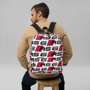 Sac à dos RS6 – Exclusivité Shopnetwork Racing Affichez votre passion pour l'Audi RS6 avec ce sac à dos au design percutant. Le logo RS6 est imprimé sur toute la surface, soulignant l'héritage sportif et la puissance de cette icône. Robuste et fonctionnel, il vous accompagne partout, que ce soit en ville ou sur la route. Disponible uniquement sur Shopnetwork Racing.