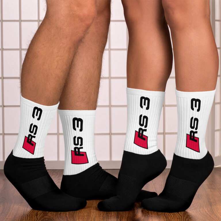 Chaussettes Audi RS3 – Exclusivité Shopnetwork Racing Affichez votre passion jusqu’au bout des pieds avec ces chaussettes dédiées à l’Audi RS3 ! Confortables et stylées, elles arborent le logo RS3 pour un look 100% performance. Que ce soit pour la conduite ou le quotidien, elles sont l’accessoire parfait pour les vrais fans de la sportive allemande. Disponible en exclusivité sur Shopnetwork Racing – Ne passez pas à côté !