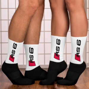 Chaussettes Audi RS6 – Exclusivité Shopnetwork Racing Exprimez votre passion pour l’Audi RS6 avec ces chaussettes uniques. Confortables et stylées, elles affichent fièrement le logo RS6, parfait pour les amateurs de performance et d’élégance. Idéales pour le quotidien ou pour compléter votre tenue de passionné.