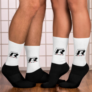 Chaussettes Volkswagen R – Exclusivité Shopnetwork Racing Affichez votre passion pour les sportives Volkswagen avec ces chaussettes dédiées à la gamme R. Confortables et stylées, elles arborent le logo R ainsi que l'inscription "Power at Your Feet" pour rappeler la puissance et la performance emblématiques de ces modèles. Disponible uniquement sur Shopnetwork Racing.
