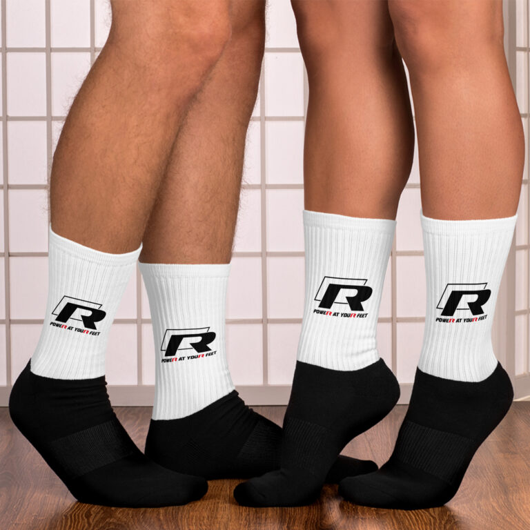 Chaussettes Volkswagen R – Exclusivité Shopnetwork Racing Affichez votre passion pour les sportives Volkswagen avec ces chaussettes dédiées à la gamme R. Confortables et stylées, elles arborent le logo R ainsi que l'inscription "Power at Your Feet" pour rappeler la puissance et la performance emblématiques de ces modèles. Disponible uniquement sur Shopnetwork Racing.