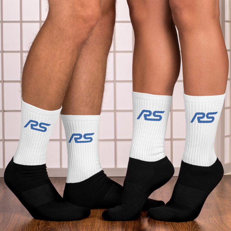 Chaussettes Focus RS – Exclusivité Shopnetwork Racing Affichez votre passion pour la légendaire Ford Focus RS avec ces chaussettes au design sportif. Inspirées par l’ADN de la performance, elles arborent le logo RS en bleu. Confortables et stylées, elles sont parfaites pour compléter votre tenue de passionné. Disponible uniquement sur Shopnetwork Racing.