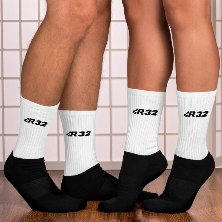 Chaussettes Golf R32 – Exclusivité Shopnetwork Racing Célébrez la puissance de la Golf R32 avec ces chaussettes au design unique. Elles arborent le logo R32 imprimé en noir, offrant un look dynamique et sport. Conçues pour allier confort et style, elles sont l'accessoire idéal pour tous les passionnés de R32. Disponible exclusivement sur Shopnetwork Racing.