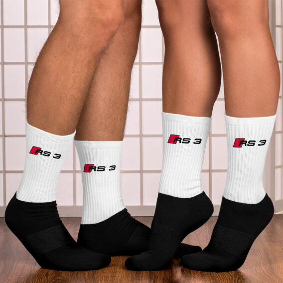 Chaussettes Audi RS3 – Exclusivité Shopnetwork Racing Affichez votre passion pour l'Audi RS3 avec ces chaussettes stylées, dotées du logo RS3 imprimé à l'horizontale. Confortables et pratiques, elles sont l'accessoire parfait pour les amateurs de sportivité et de performance. Disponible uniquement sur Shopnetwork Racing.