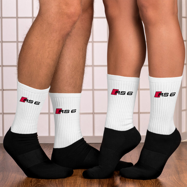 Chaussettes Audi RS6 – Exclusivité Shopnetwork Racing Exprimez votre amour pour la performance avec ces chaussettes dédiées à l'Audi RS6. Le logo RS6 est imprimé à l'horizontale, offrant un look unique et dynamique. Confortables et stylées, elles sont idéales pour compléter votre tenue de passionné. Disponible uniquement sur Shopnetwork Racing.