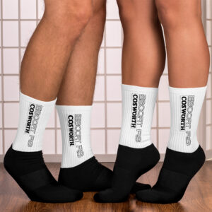 Chaussettes Ford RS Cosworth – Exclusivité Shopnetwork Racing Affichez votre passion pour la légendaire Ford RS Cosworth avec ces chaussettes exclusives. Le logo emblématique de la RS Cosworth est imprimé à l'horizontale, offrant un design distinctif. Confortables et stylées, elles sont le parfait complément pour les vrais fans de cette icône automobile. Disponible uniquement sur Shopnetwork Racing.