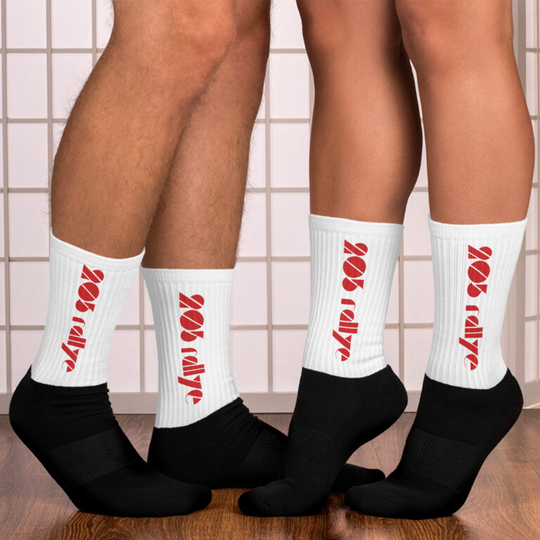 Chaussettes 205 Rallye – Exclusivité Shopnetwork Racing Célébrez l'esprit de la 205 Rallye avec ces chaussettes uniques, arborant fièrement le logo 205 Rallye imprimé à la verticale. Confortables et stylées, elles allient performance et passion pour les classiques de l'automobile. Disponible uniquement sur Shopnetwork Racing.