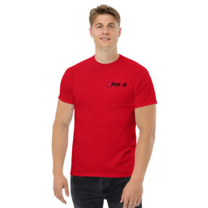 Affichez votre passion pour l’excellence automobile avec ce t-shirt RS3, rendant hommage au légendaire moteur 2.5 TFSI 5 cylindres d’Audi, plusieurs fois couronné « Meilleur Moteur au Monde ». Un must-have pour les amateurs de performance et d’ingénierie ! Design Iconique : Le logo RS3 sur le devant en petit côté cœur, et en gros à l'arrière accompagné de l’inscription « 2.5 TFSI 5 CYLINDRES – VICTORY AT THE INTERNATIONAL ENGINE OF THE YEAR AWARDS », célèbre l’héritage et la puissance de ce moteur emblématique. Style Affirmé : Parfait pour les sorties décontractées ou les événements automobiles, ce t-shirt allie élégance et passion pour l’automobile.