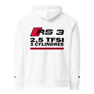Célébrez l’excellence mécanique avec ce sweat à capuche collector dédié à l’Audi RS3 et à son légendaire moteur 2.5 TFSI 5 cylindres, plusieurs fois élu "Meilleur Moteur au Monde". Une pièce unique pour les passionnés de performance et d’ingénierie. Broderie Premium : Logo RS3 brodé en petit à l’avant et sur chaque poignet pour un style affirmé. Impression DTG Exclusive : Au dos, le logo RS3 et l’inscription "2.5 TFSI 5 CYLINDRES – VICTORY AT THE INTERNATIONAL ENGINE OF THE YEAR AWARDS" rendent hommage à ce moteur mythique. Confort et Qualité Haut de Gamme : Fabriqué en coton épais et doux, avec une coupe moderne et un toucher premium. Disponible en édition collector, ce sweat est un véritable symbole de la puissance et de l’innovation Audi RS.