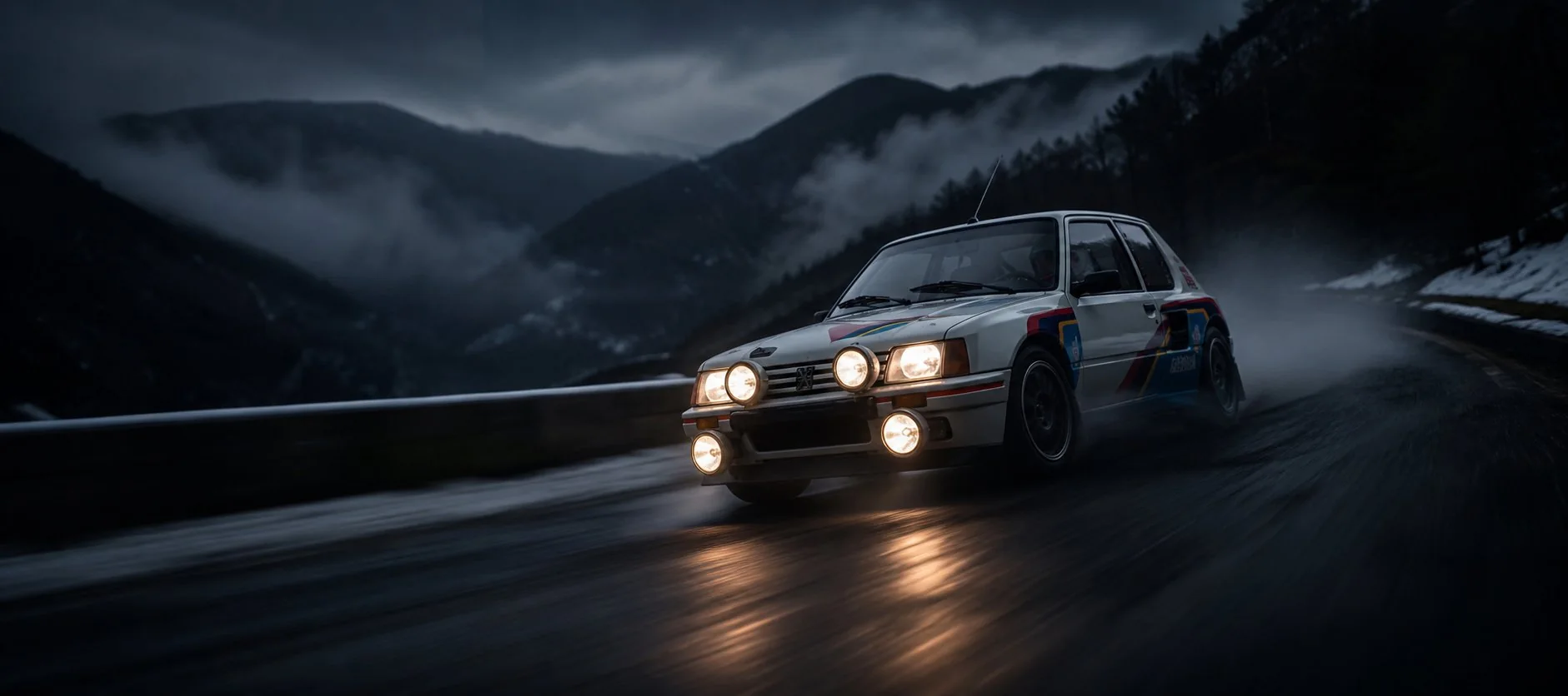 Peugeot 205 de rallye blanche, phares allumés, en pleine vitesse de nuit sur une route de montagne